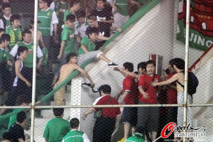  巴黎主场球迷冲突事件，俱乐部遭足协处罚  